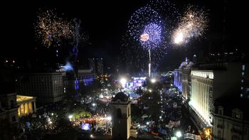 una multitud celebro el 205 aniversario de la revolucion de mayo una multitud celebro el 205 aniversario de la revolucion de mayo