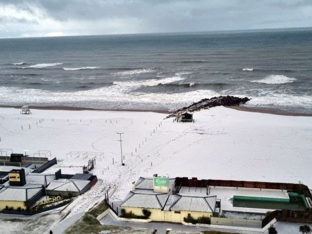 Nieve en Miramar: impactantes imágenes de las playas teñidas de blanco