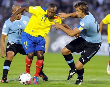 Uruguay no pudo con Ecuador como local y quedó lejos de la punta