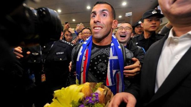 Tevez llegando a Shanghai