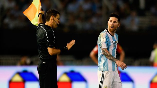 La AFA negó que Messi haya insultado al línea