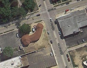 Escándalo por una iglesia con construcción con forma fálica