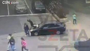 un conductor atropello a tres jubiladas que cruzaban una avenida en lanus y quedo filmado un conductor atropello a tres jubiladas que cruzaban una avenida en lanus y quedo filmado