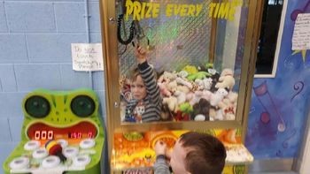 Jamie Murphy Bracken quedó atrapado en una máquina grúa Jamie Murphy Bracken quedó atrapado en una máquina grúa