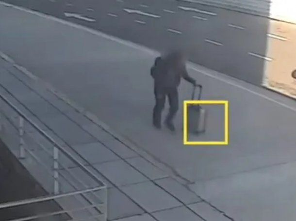 Video: detuvieron a una empleada del aeropuerto de Ezeiza por robar una valija olvidada
