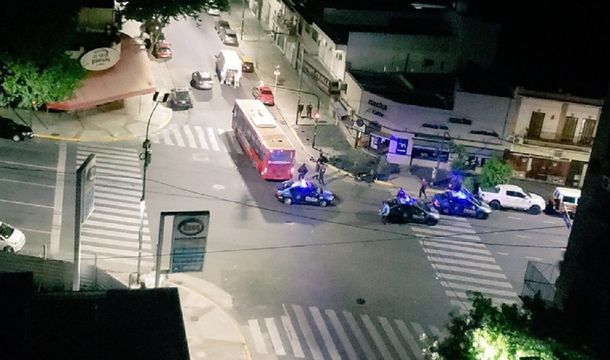 Un motociclista murió arrollado por un colectivo. Foto: @danilequiophoto