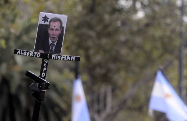 A Nisman lo asesinaron, según un dictamen del fiscal Ricardo Sáenz