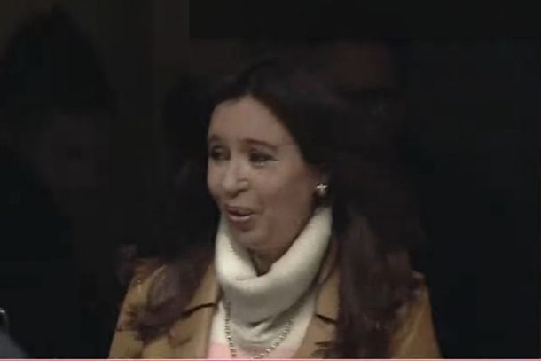 VIDEO: La sorpresa de Cristina Kirchner al ver militantes en su domicilio