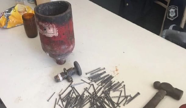 Fabricó una bomba casera, le explotó y tras días de agonía, murió