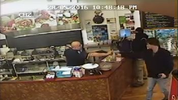 quiso robar un local, pero el dueno se le rio y siguio atendiendo: se tuvo que ir quiso robar un local, pero el dueno se le rio y siguio atendiendo: se tuvo que ir