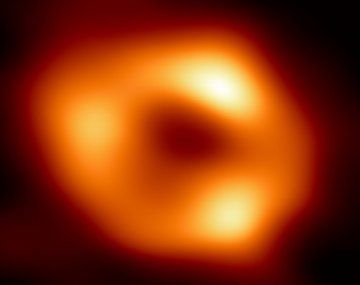 Revelan la primera imagen del agujero negro supermasivo en el centro de la Vía Láctea