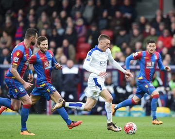 Leicester estrenó el título con victoria ante Everton