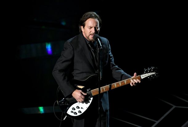Eddie Vedder en el In Memoriam de los Oscar