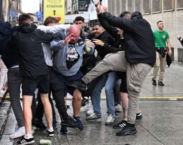 Batalla campal entre hinchas de Betis y Chelsea en la previa de la final de la Conference League