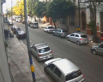 Video: violento robo piraña a dos turistas en La Boca