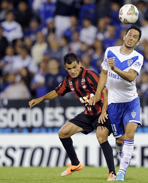 Vélez derrotó a Atlético Paranaense y quedó en la cima de su grupo en la Copa
