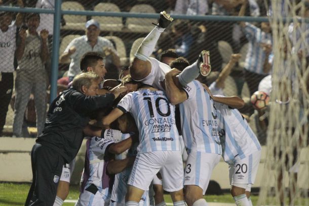 El festejo de los hombres de Atlético tras el gol de Zampedri