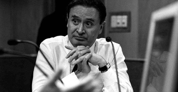 El desaparecido periodista Ricardo Rocha entrega a la justicia en 1996 una copia del videocasete de la Masacre de Aguas Blancas.&nbsp;