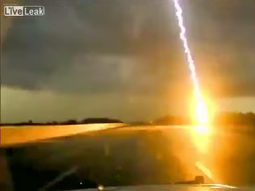 la camara de un patrullero logra capturar un rayo la camara de un patrullero logra capturar un rayo
