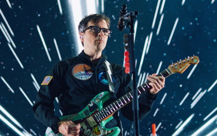 Weezer llega con un show espacial y festejo por los 30 años de su disco debut