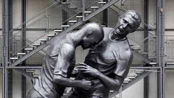 el cabezazo de zidane, inmortalizado en una estatua en paris el cabezazo de zidane, inmortalizado en una estatua en paris