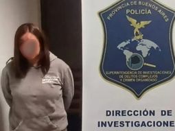 Una mujer fue detenida acusada de estafa tras robarle la tarjeta de crédito a una compañera de trabajo con discapacidad. Una mujer fue detenida acusada de estafa tras robarle la tarjeta de crédito a una compañera de trabajo con discapacidad.