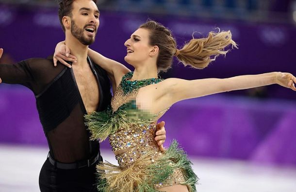 La pesadilla de una patinadora: se le rompió el vestido y quedó en topless