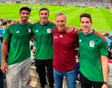 La foto del presidente de Talleres hinchando por México