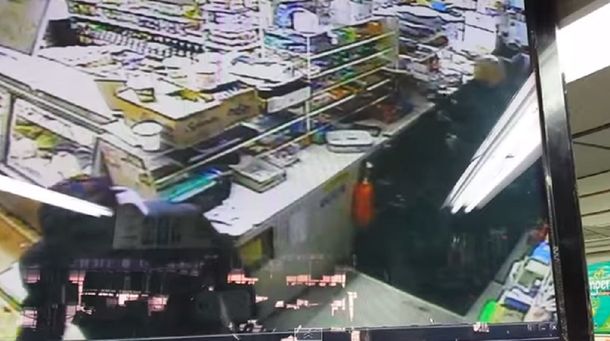 VIDEO: Un detective de Nueva York roba dinero durante un operativo