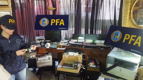 La policía detuvo los dibujantes: falisificaban dólares y cheques