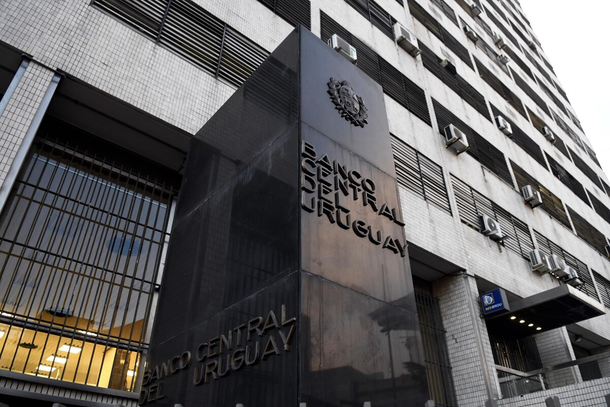 Alerta cambiaria: obligarán a los bancos a advertir sobre los riesgos de ahorrar en dólares Alerta cambiaria: obligarán a los bancos a advertir sobre los riesgos de ahorrar en dólares