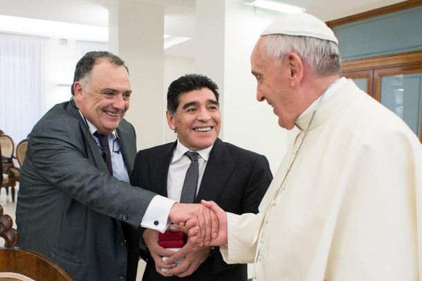 Eduardo Valdés junto a Diego Maradona en su visita a Francisco