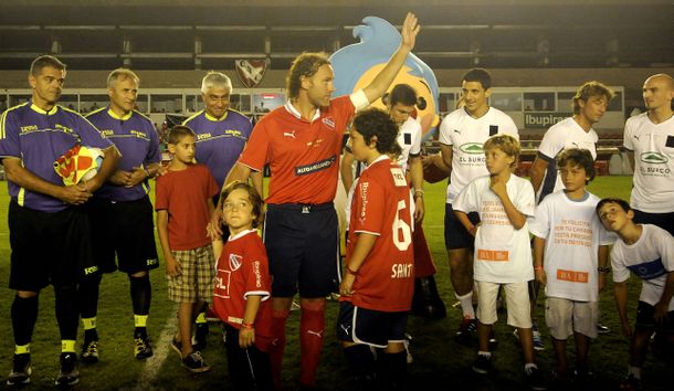 Gabriel Milito tuvo su homenaje en el estadio de Independiente