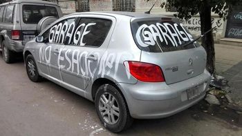 la plata: pinto un auto que le tapaba la cochera de su casa la plata: pinto un auto que le tapaba la cochera de su casa