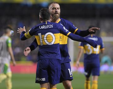 El italiano saluda a Tevez tras su gol ante Aldosivi