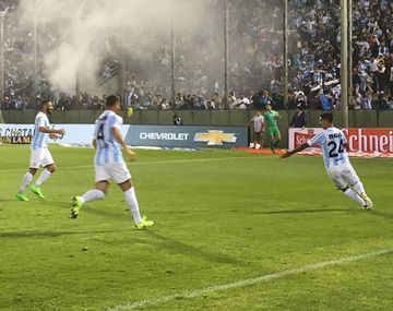 El festejo de Gastón Díaz en el primero de los tres goles de Racing a Independiente en Salta