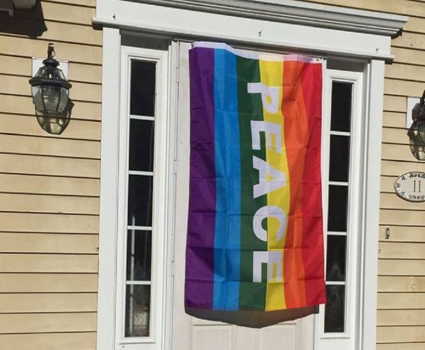 Le robaron la bandera del orgullo gay y los vecinos pusieron 40 nuevas