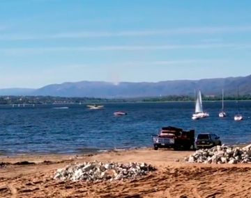 Carlos Paz: un avión hidrante casi choca una moto de agua en el Lago San Roque