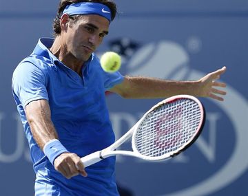 Federer arrancó con un triunfo y chocará con un argentino