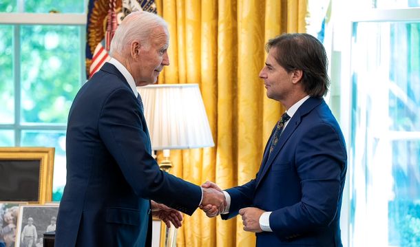 Los presidentes Luis Lacalle Pou y Joe Biden se reunieron dos veces en año pasado.