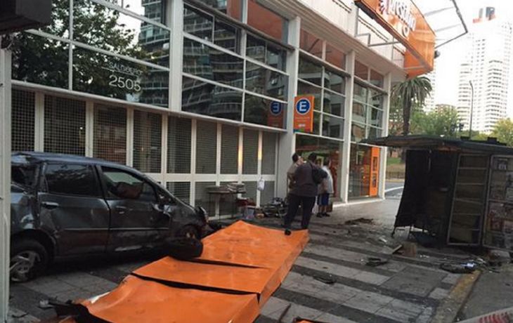 Un auto embistió un puesto de diarios