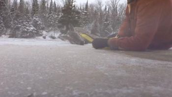 video: arriesgo su vida para salvar a un ciervo congelado video: arriesgo su vida para salvar a un ciervo congelado