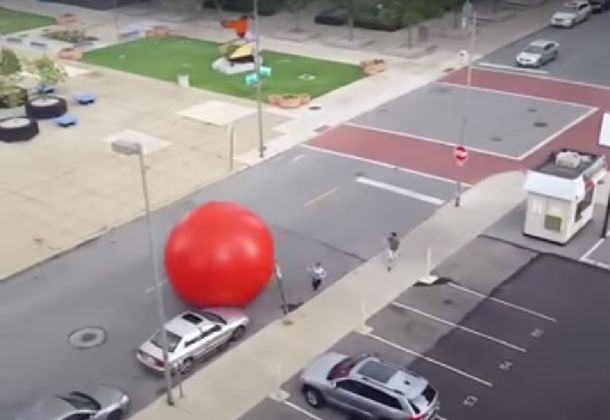 Una pelota roja gigante sembró pánico en las calles de Ohio
