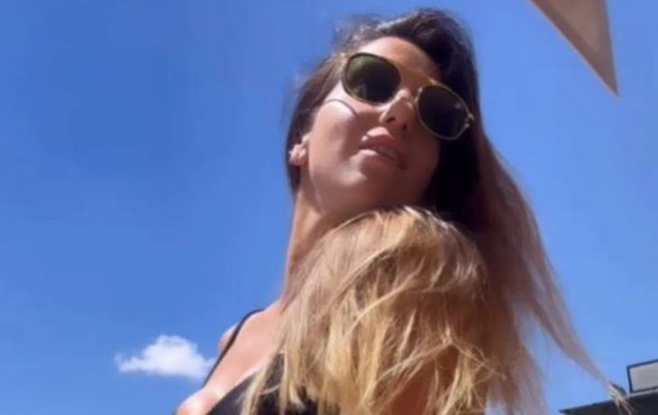 El look de Cinthia Fernández desde el caribe mexicano: microbikini total black y tiro alto