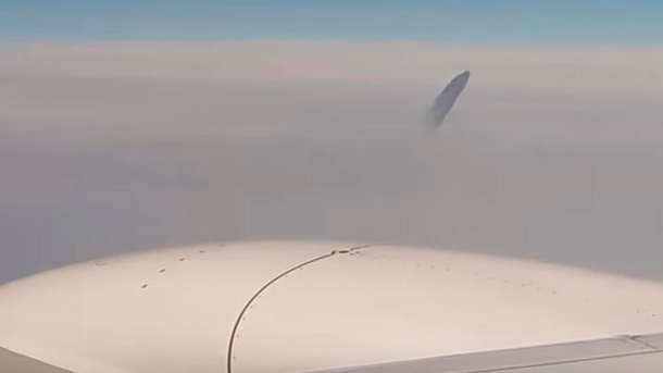 VIDEO: Filmaron un objeto extraño desde un avión en vuelo