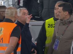 Mourinho la picó en el clásico y provocó a Lucho González tras ver la roja