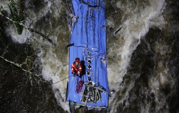 Galicia: siete muertos y dos heridos tras caída de un micro a un río