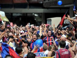 detienen a hinchas de san lorenzo por robar un supermercado detienen a hinchas de san lorenzo por robar un supermercado