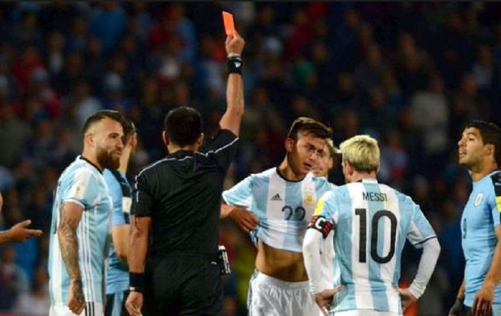 El chileno expulsó a Dybala en el primer tiempo frente a Uruguay