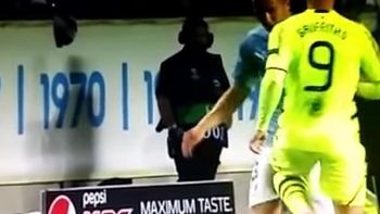 el golpe mas desleal: mira este terrible rodillazo en la champions league el golpe mas desleal: mira este terrible rodillazo en la champions league